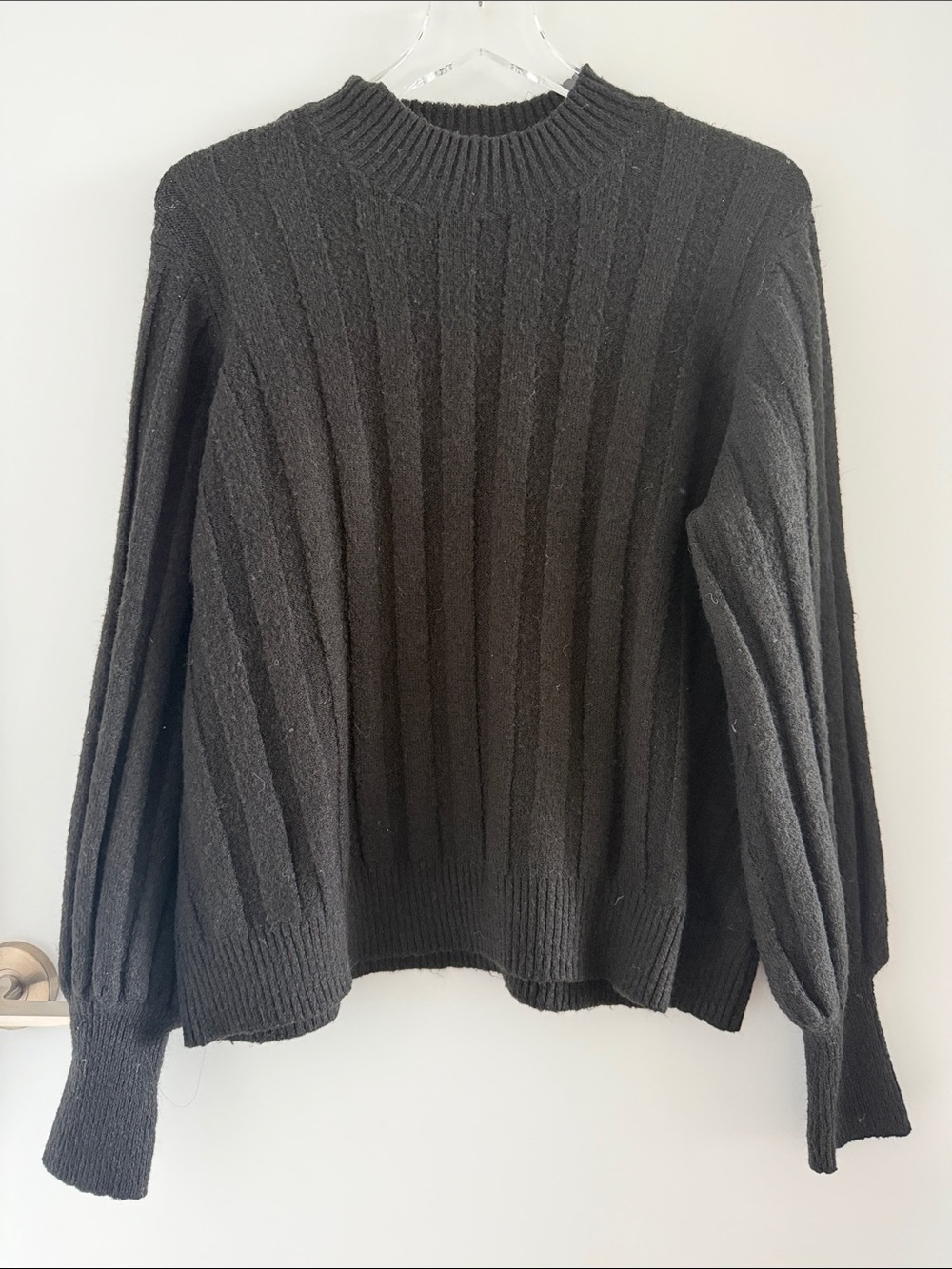 Vero Moda - Classic Black Ribbed Crewneck Sweater with Balloon Sleeve